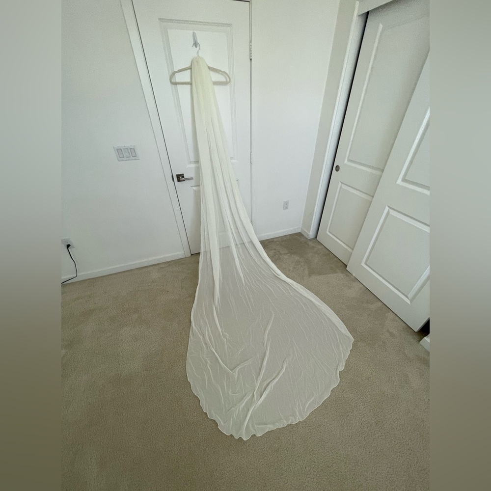 NEW WITHOUT TAGS Custom Cathedral Chiffon Veil in Ivory